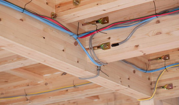 memasang instalasi kabel listrik
